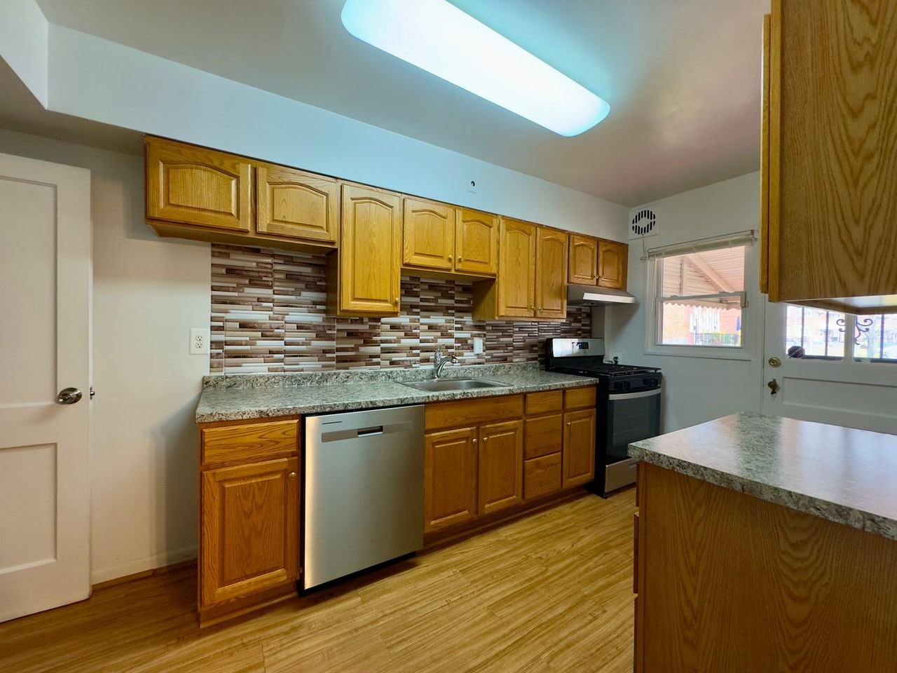 5466 Addington Rd - Photo 6 of 23