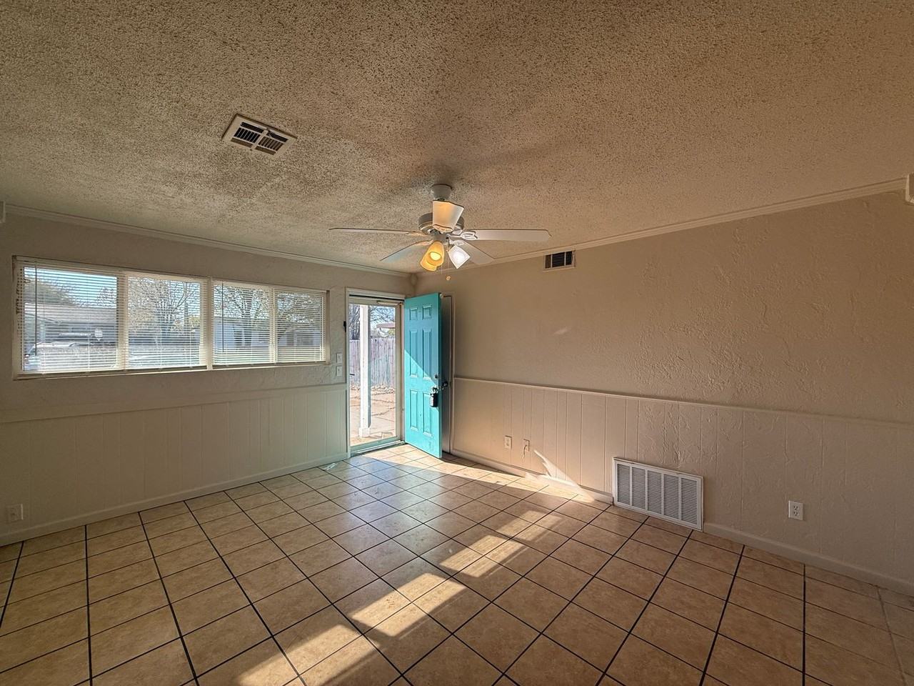 5305 S Drexel Ave - Photo 2 of 12