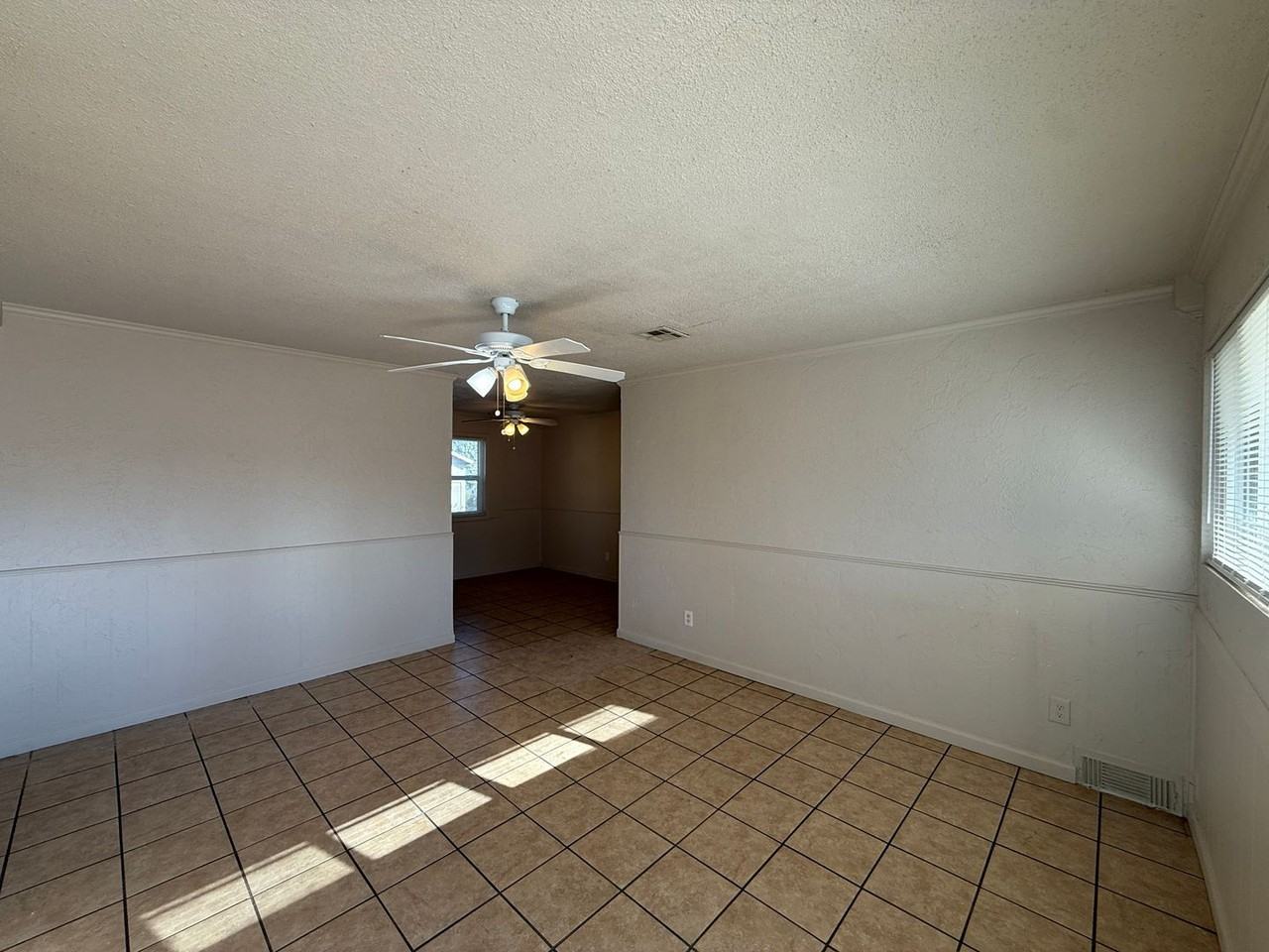 5305 S Drexel Ave - Photo 3 of 12