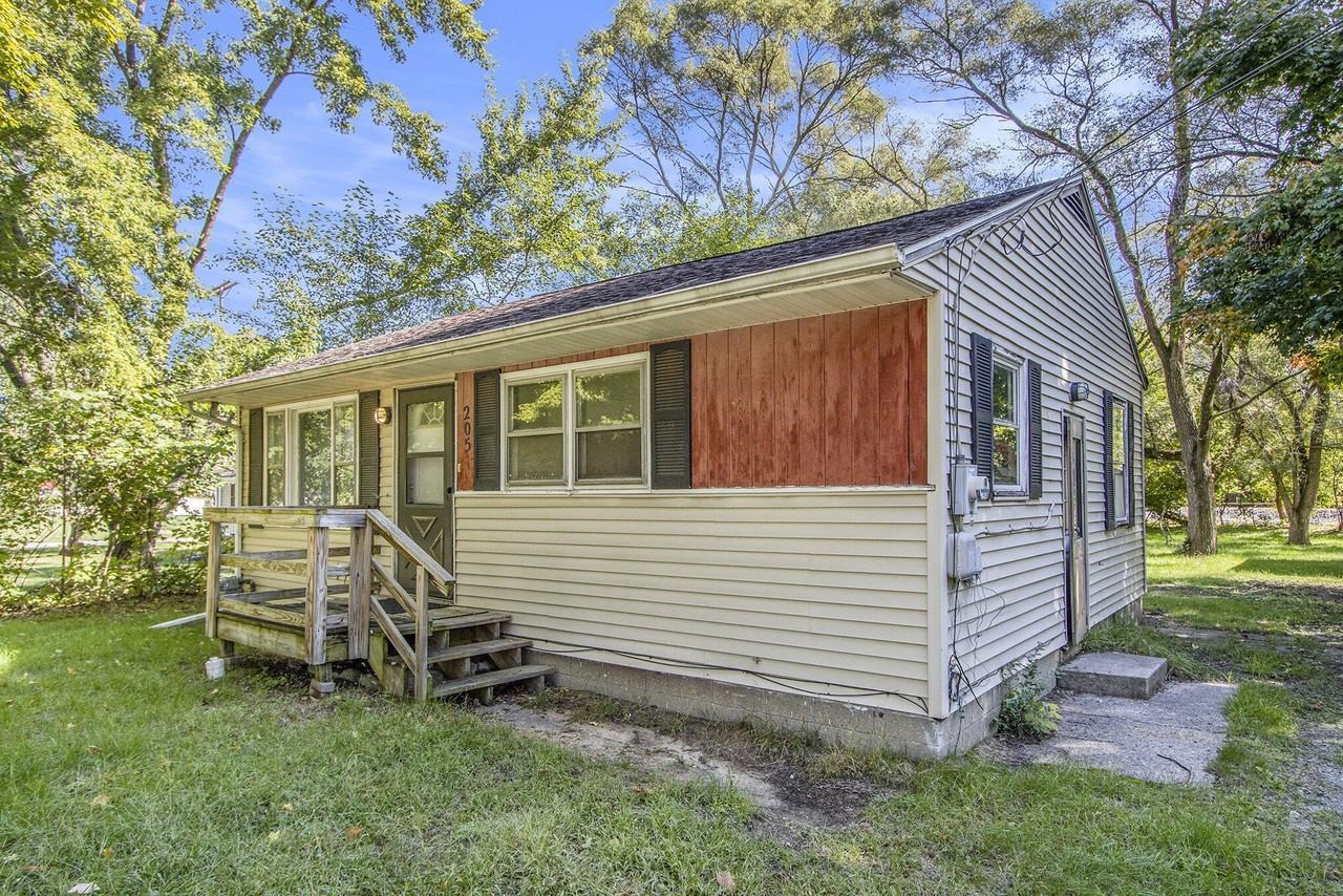 205 Pleasant St - Photo 3 of 22