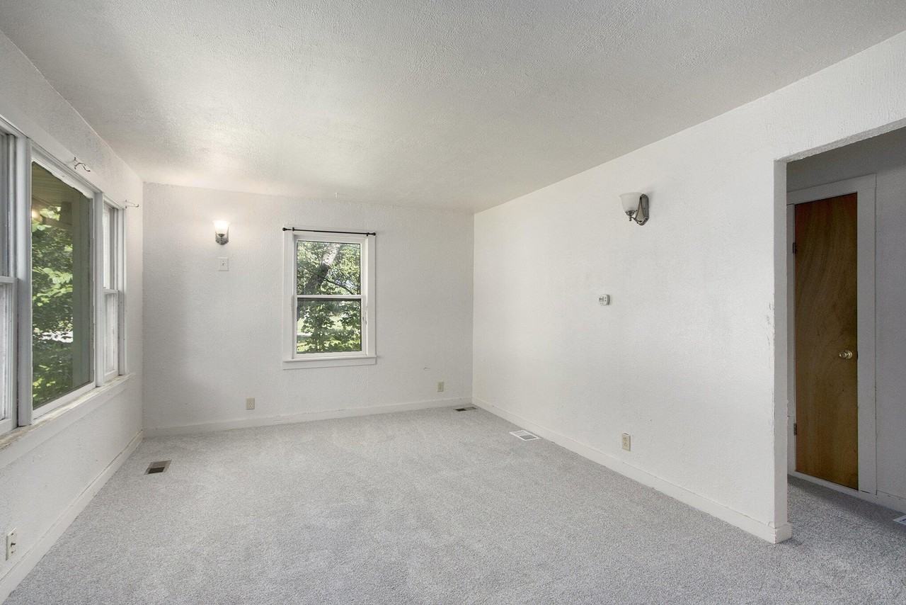 205 Pleasant St - Photo 4 of 22