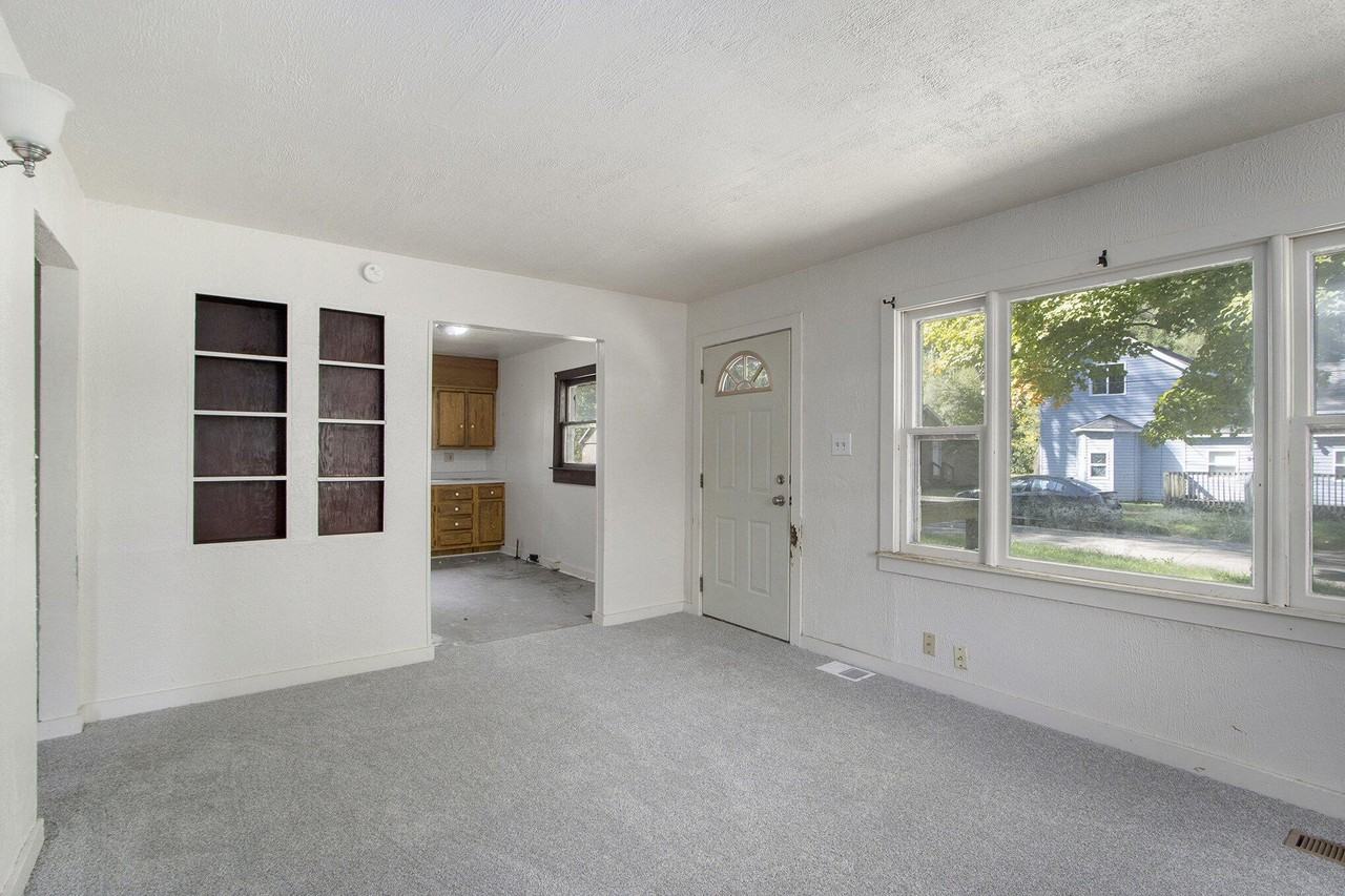 205 Pleasant St - Photo 5 of 22