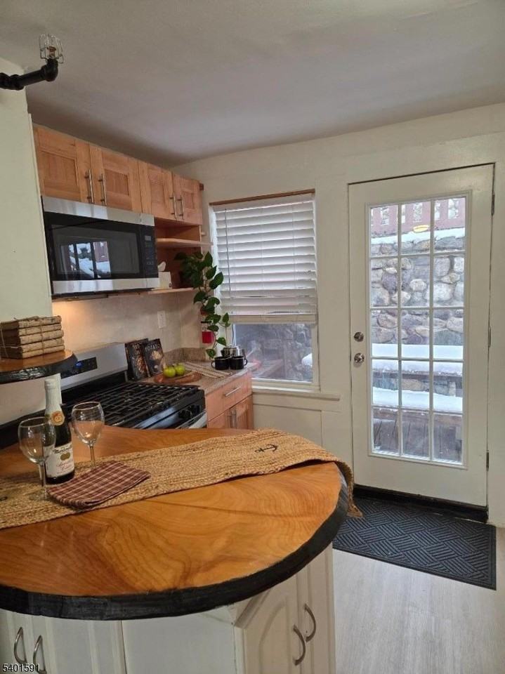 1017 Main St - Photo 4 of 20