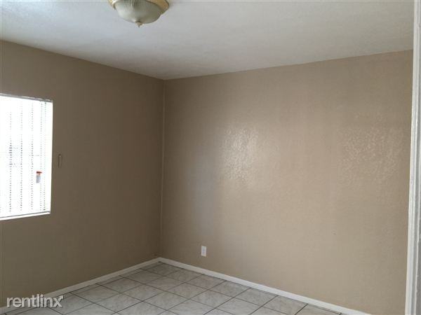 1555 Linden Ave #A - Photo 2 of 8