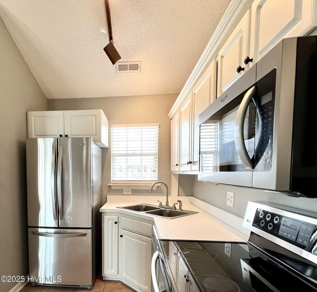 3817 Merestone Dr - Photo 3 of 14