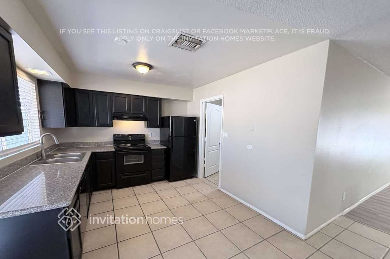 2340 W Portobello Ave - Photo 4 of 17