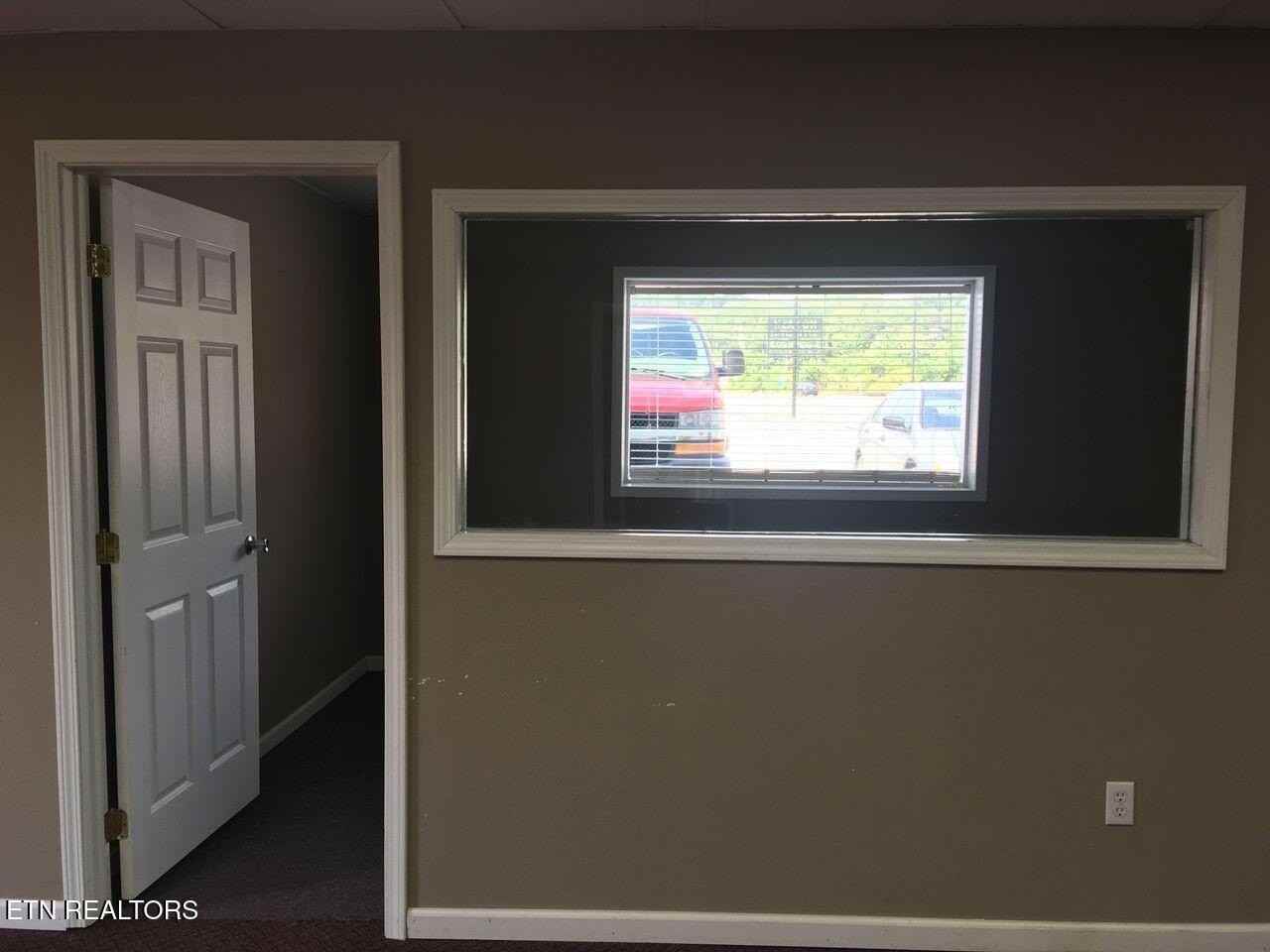 118 N Roane St - Photo 6 of 9