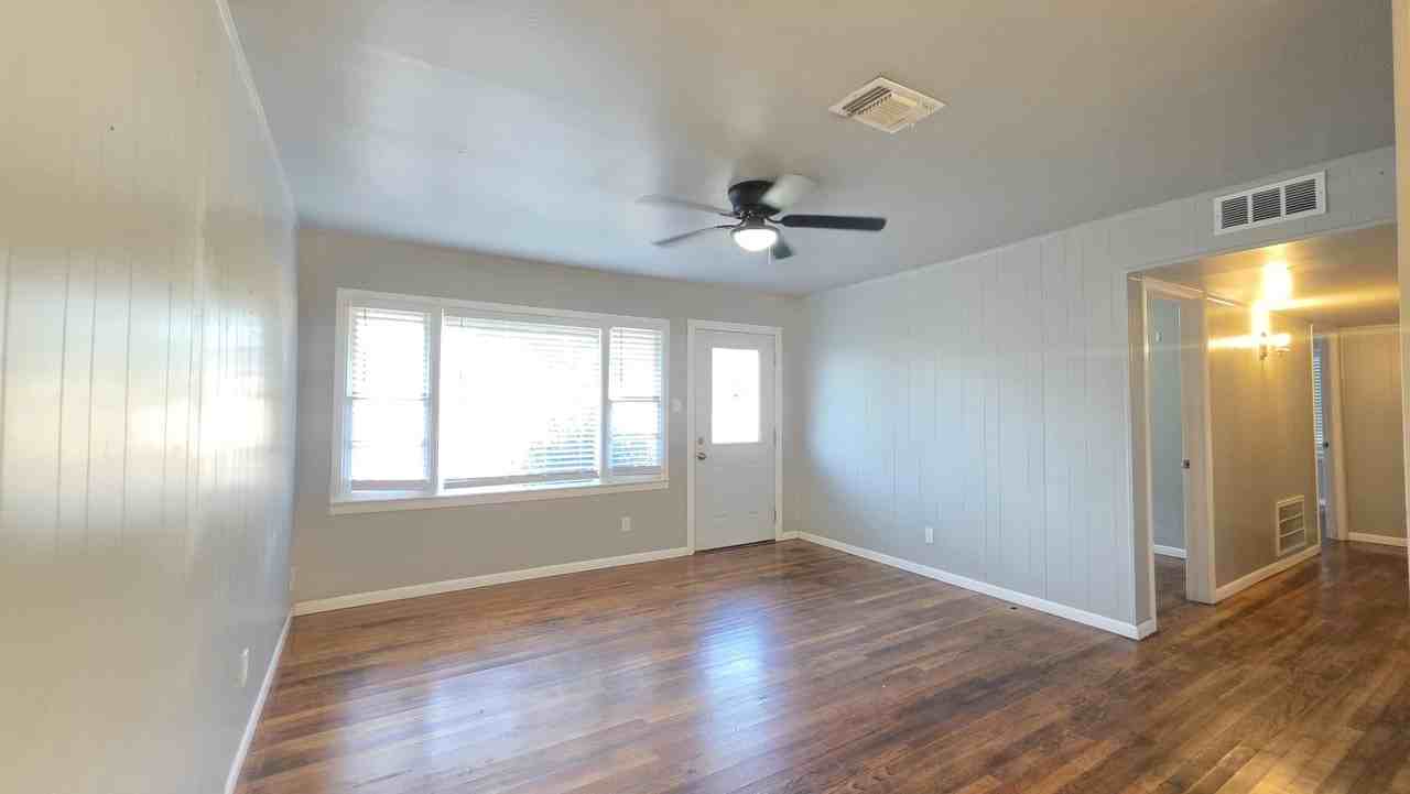 4415 45th St - Photo 3 of 16