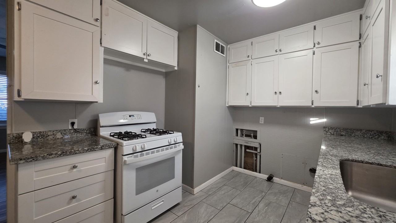 4415 45th St - Photo 4 of 16