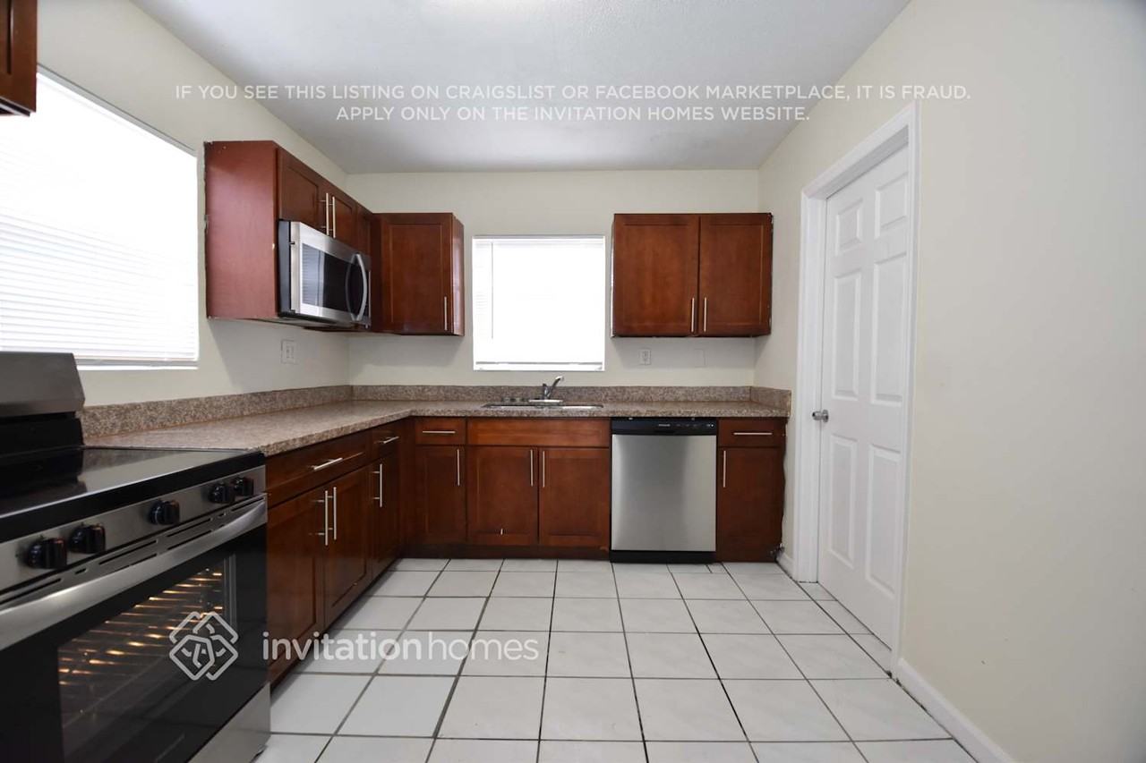 998 Nw 202nd St - Photo 7 of 15