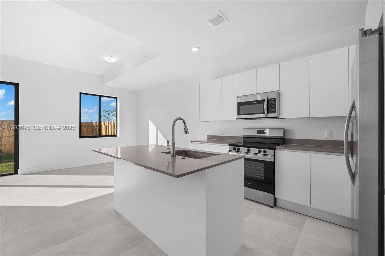 19082 Sw 345th Ter #19082 - Photo 5 of 25