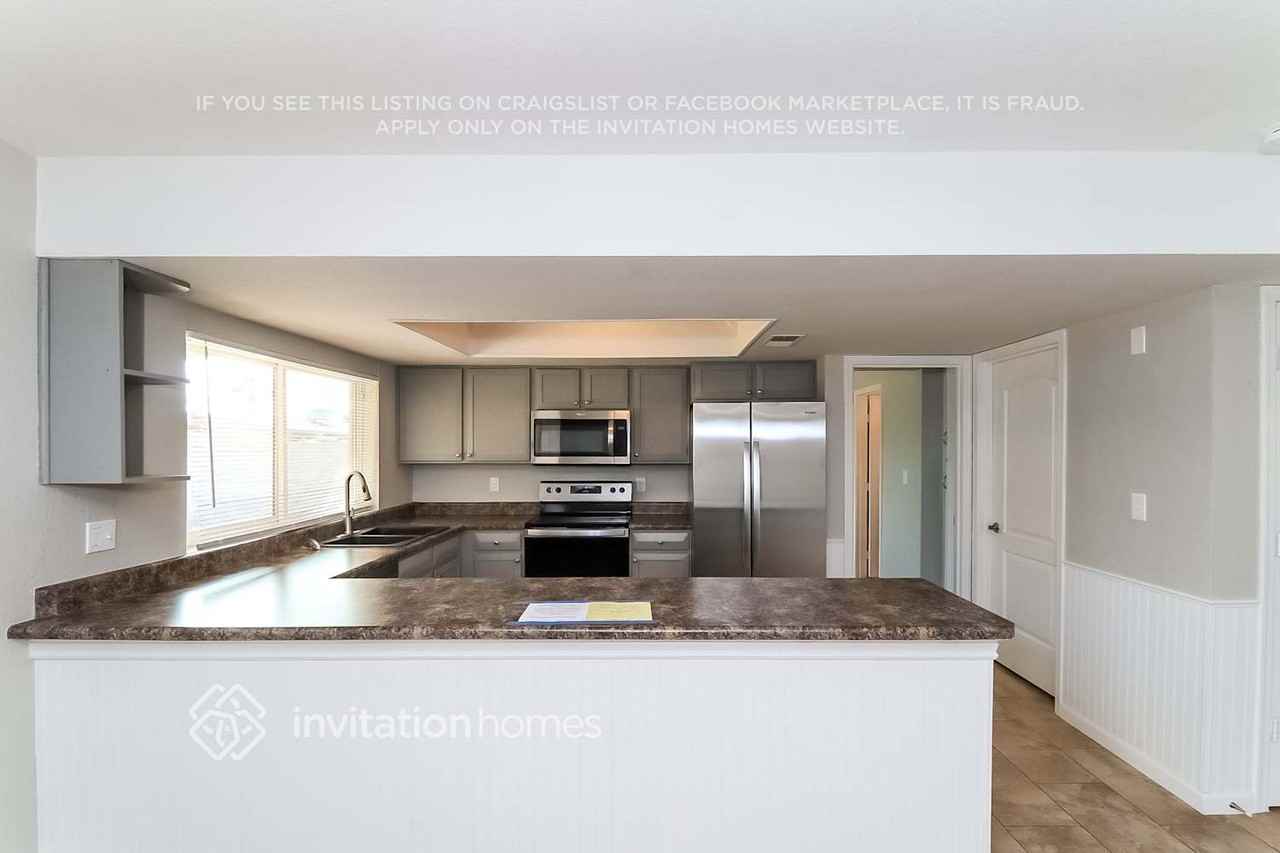 10623 N 49th Ave - Photo 7 of 17