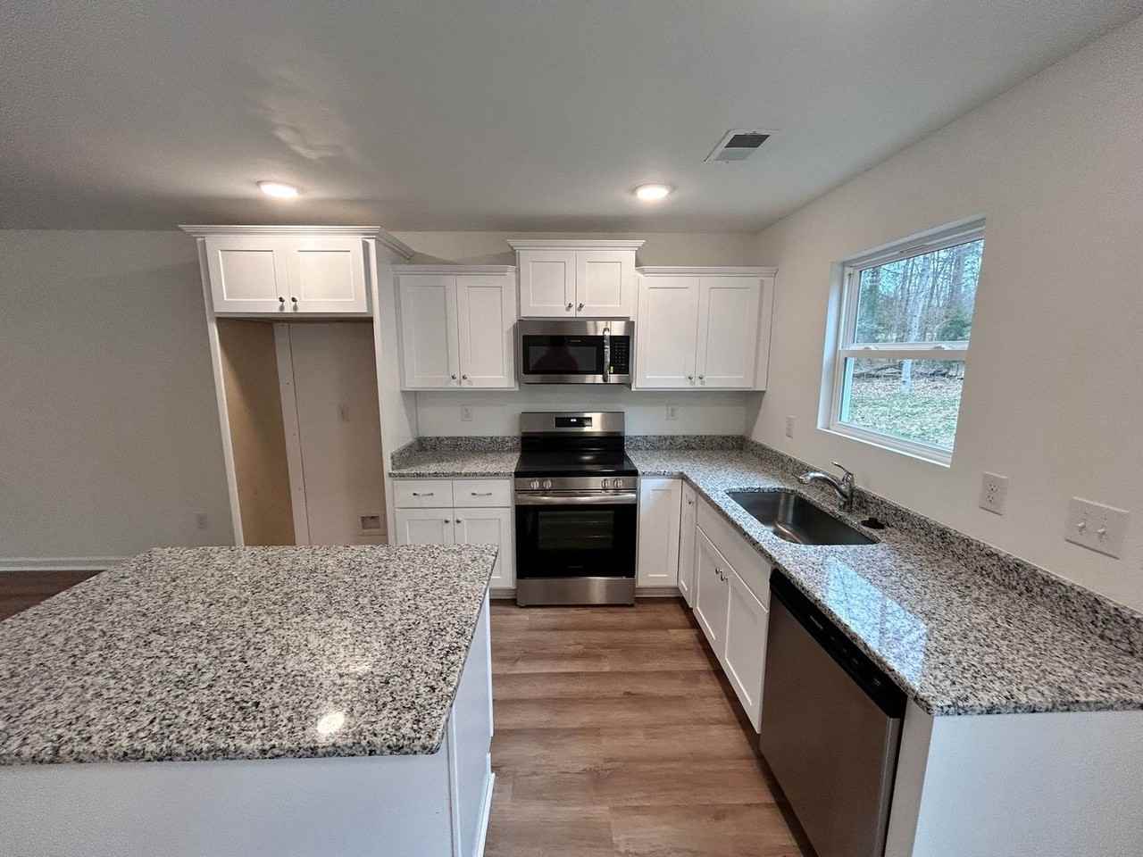 1625 University Park Dr - Photo 3 of 12