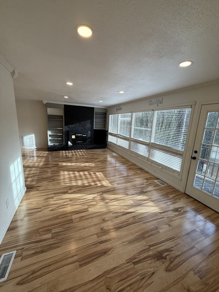 323 Forest Glen Rd - Photo 6 of 15