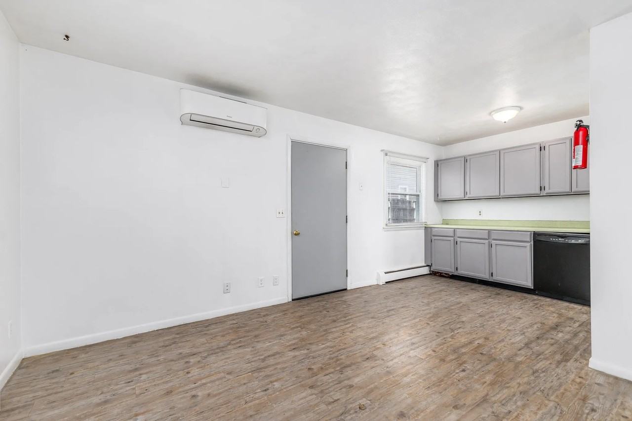 770 University Ave #6 - Photo 3 of 8