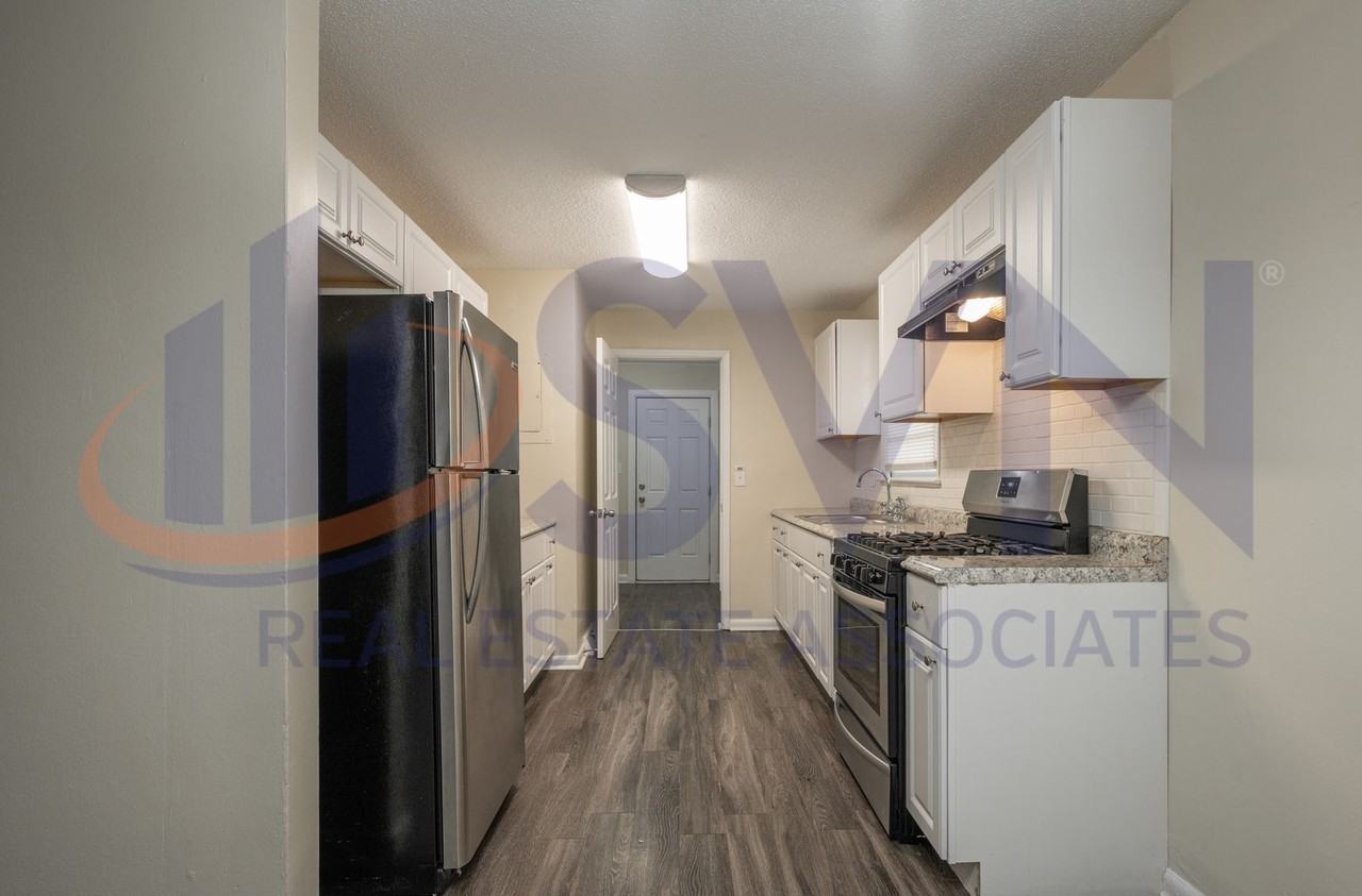 1111 Fiske St - Photo 4 of 14