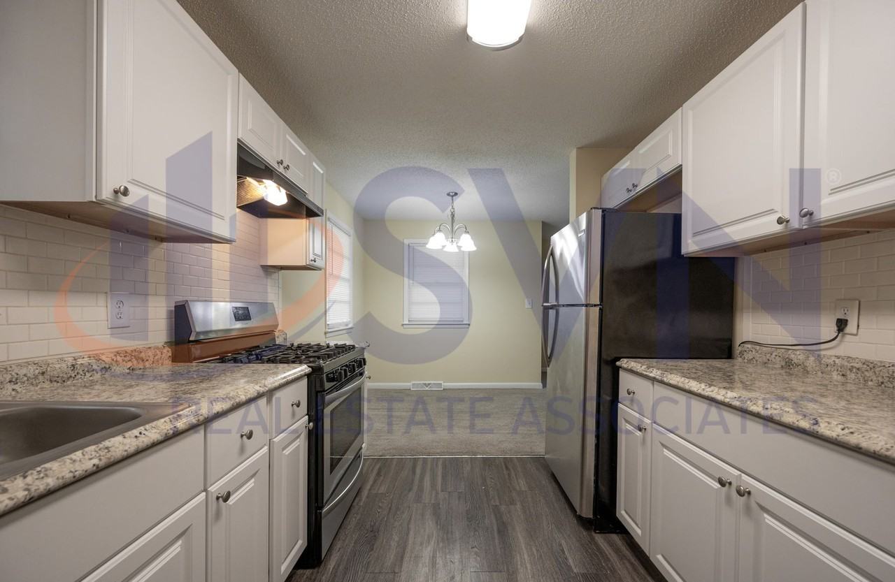 1111 Fiske St - Photo 5 of 14