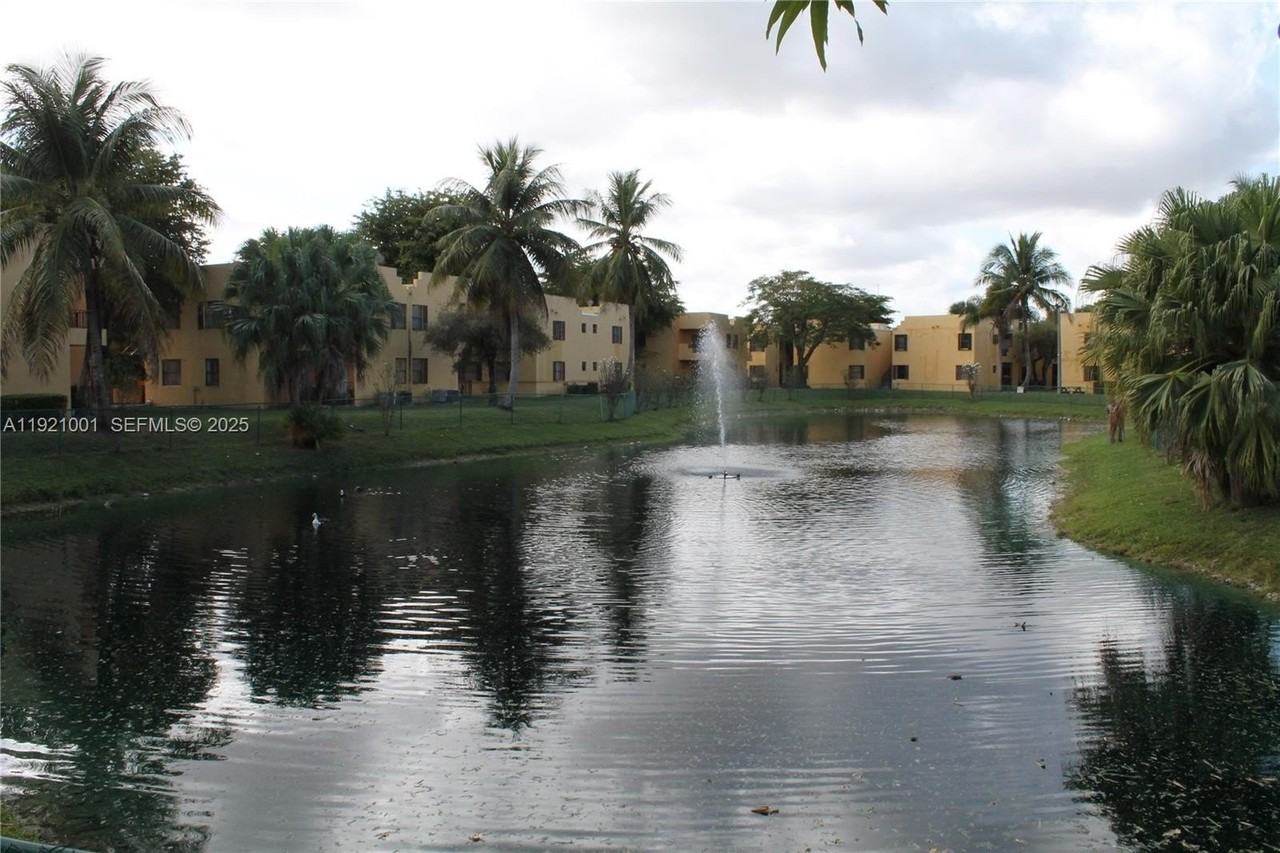 586 Nw 114th Ave #104 - Photo 3 of 26