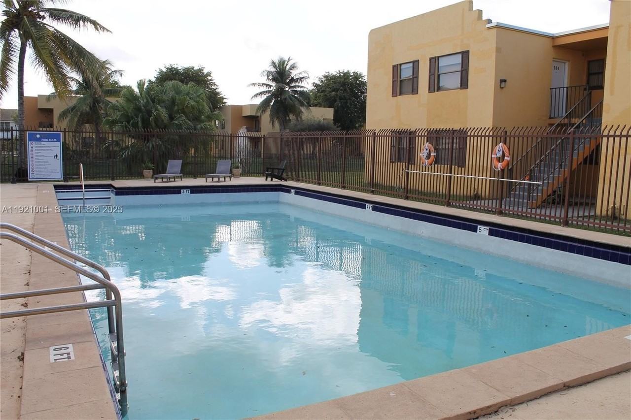 586 Nw 114th Ave #104 - Photo 4 of 26