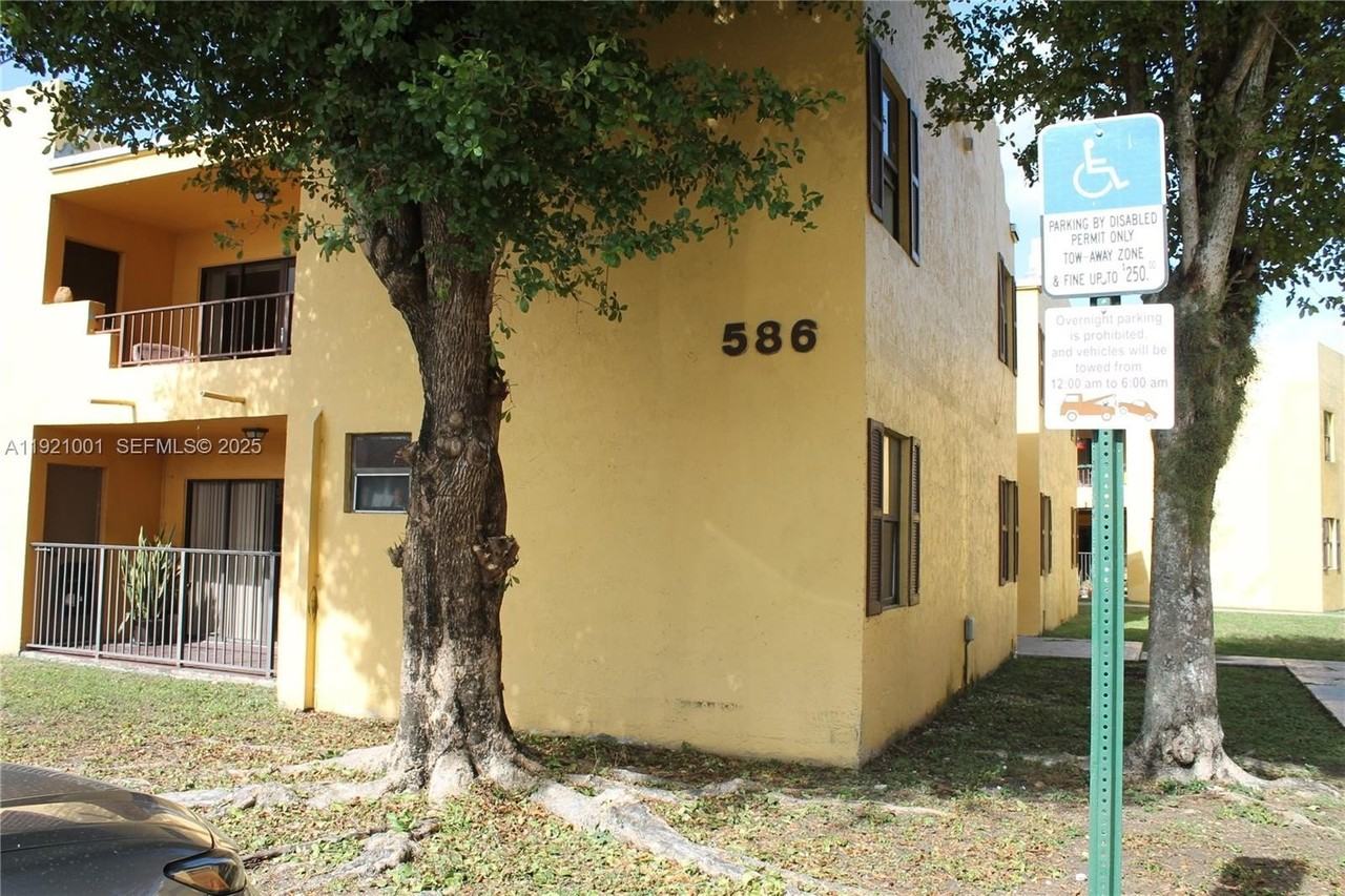 586 Nw 114th Ave #104 - Photo 6 of 26