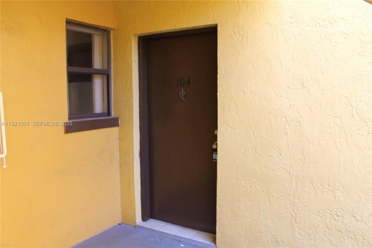 586 Nw 114th Ave #104 - Photo 7 of 26