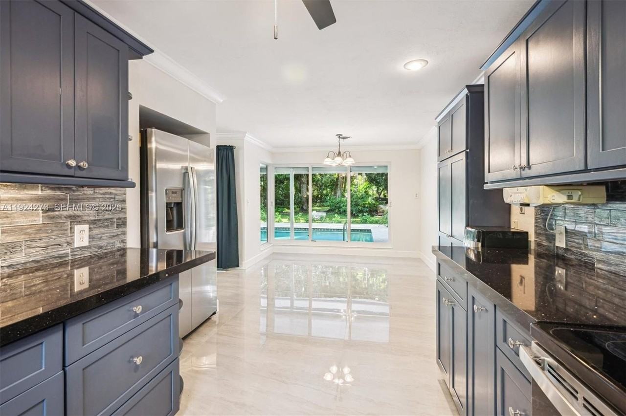 4316 Sw 6th St - Photo 3 of 24