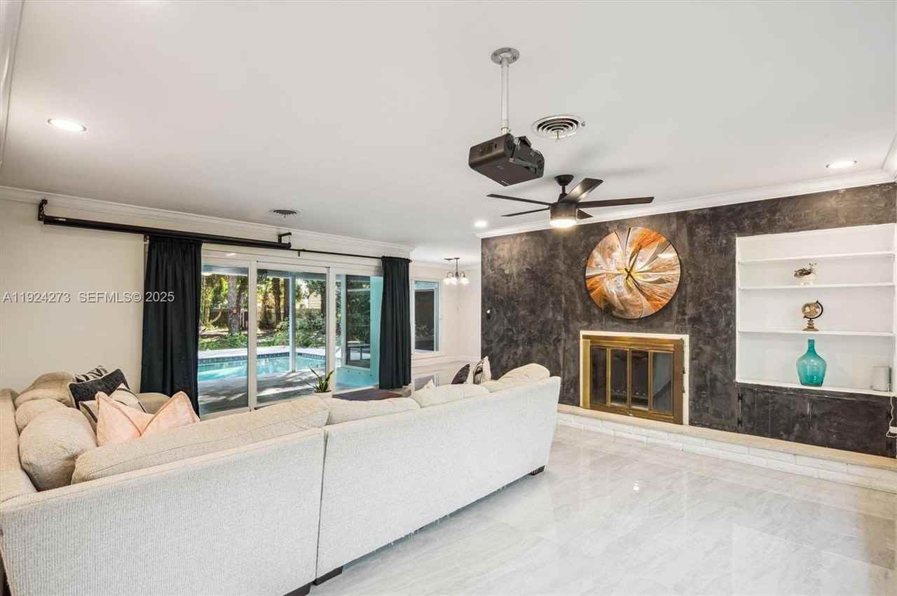 4316 Sw 6th St - Photo 7 of 24