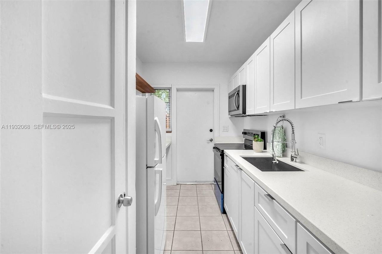 401 Se 14th Ct #3 - Photo 3 of 14