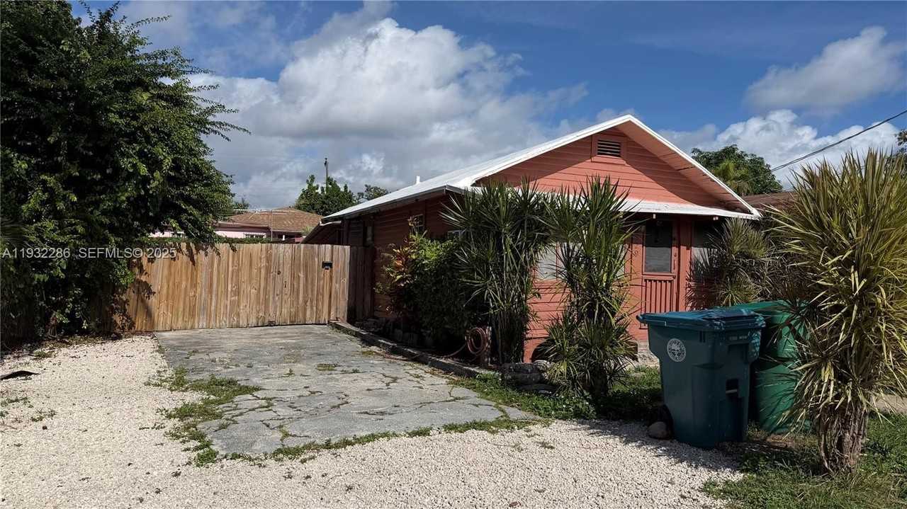 329 Ne 58th St #0 - Photo 2 of 22