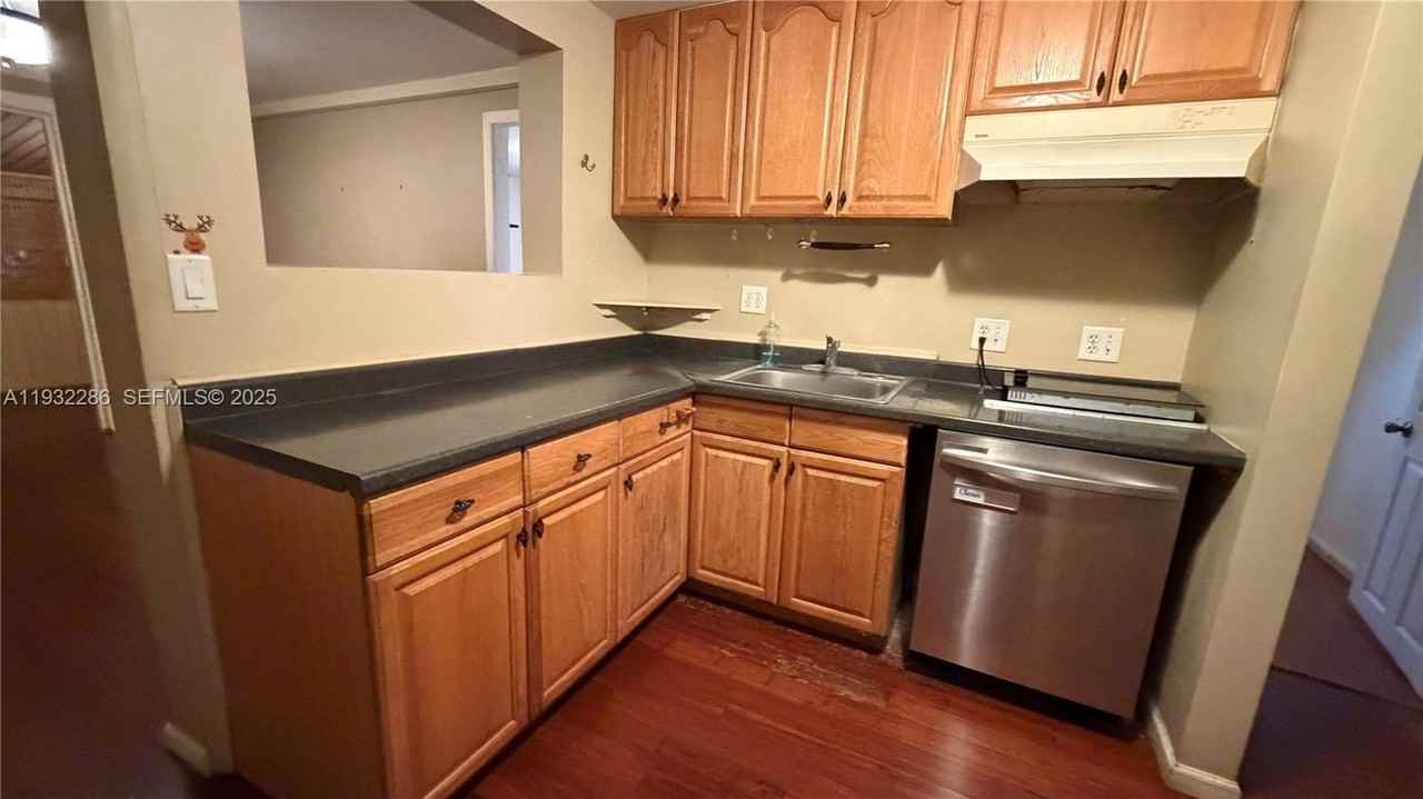 329 Ne 58th St #0 - Photo 3 of 22