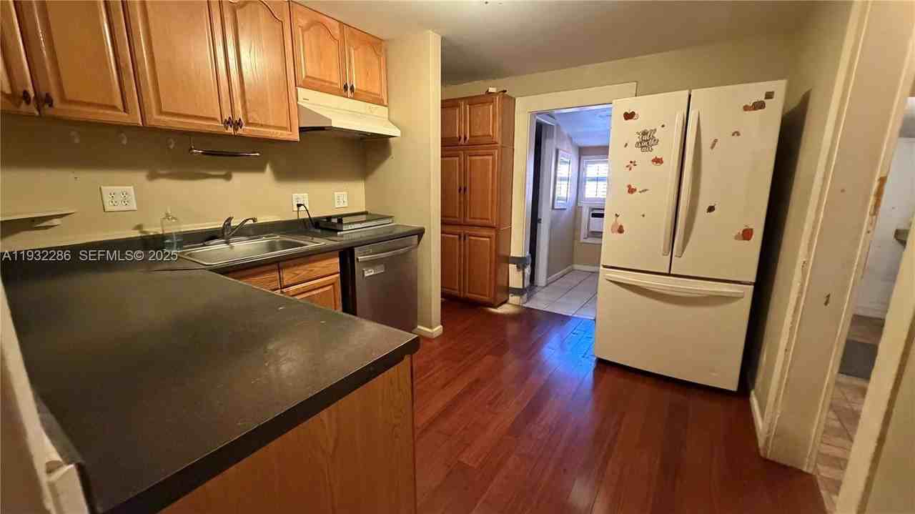 329 Ne 58th St #0 - Photo 4 of 22