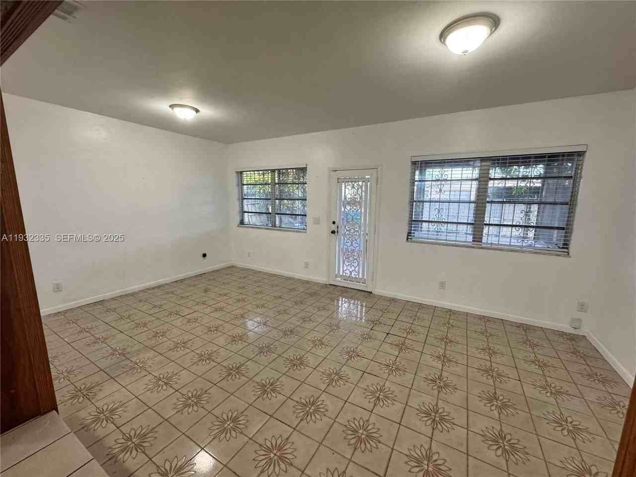 9111 Sw 20th St - Photo 4 of 11