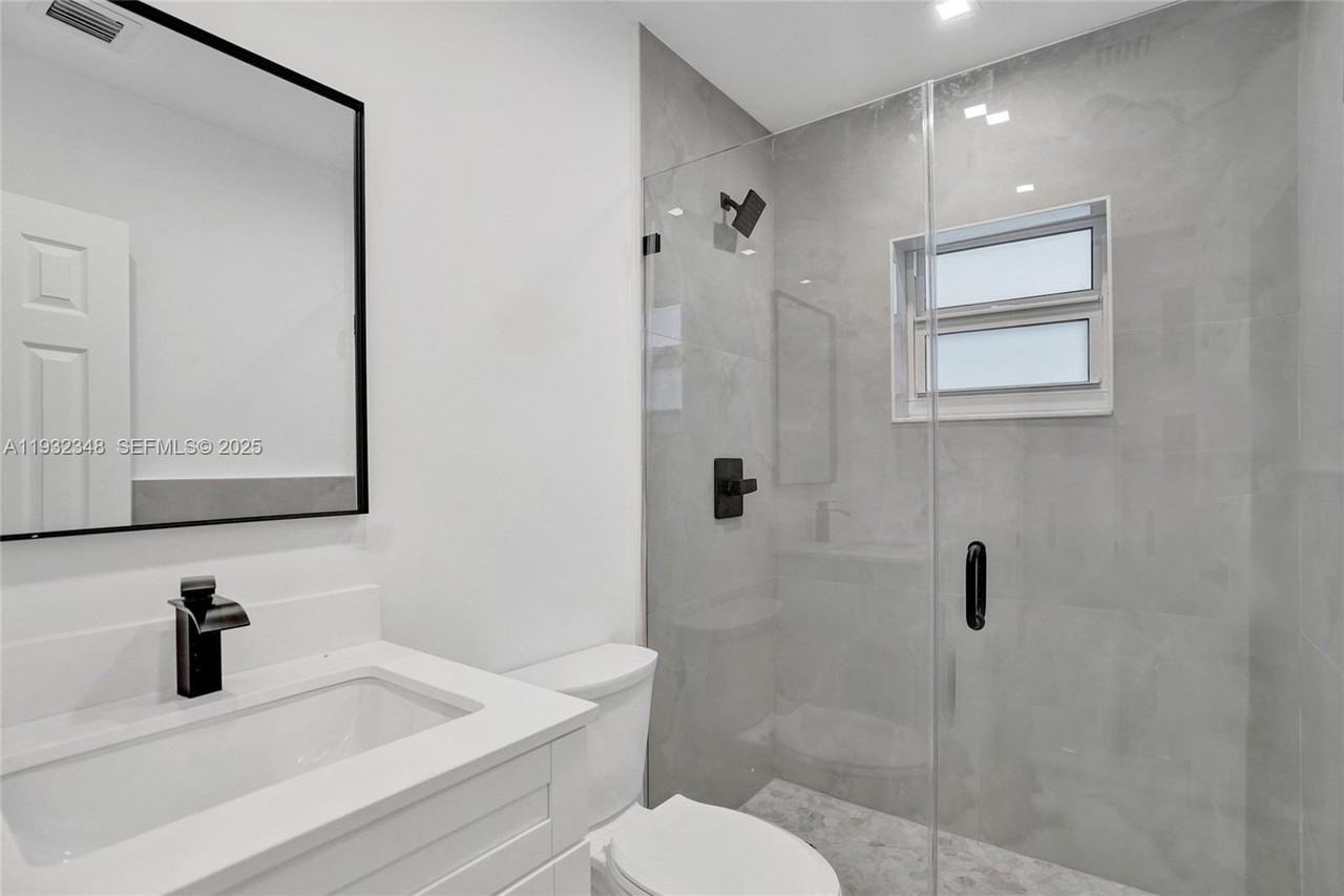 922 Nw 4th Ave #3 - Photo 4 of 18