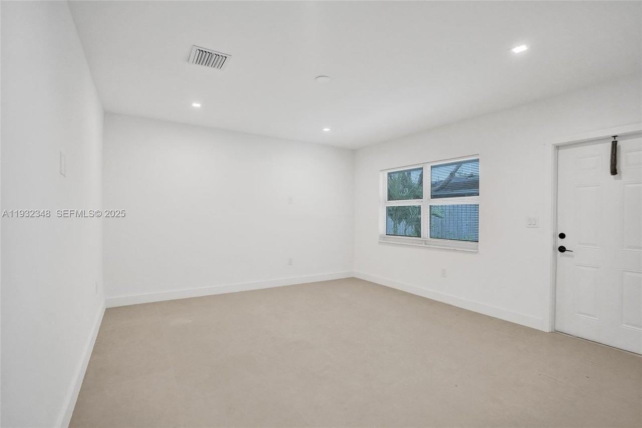 922 Nw 4th Ave #3 - Photo 5 of 18