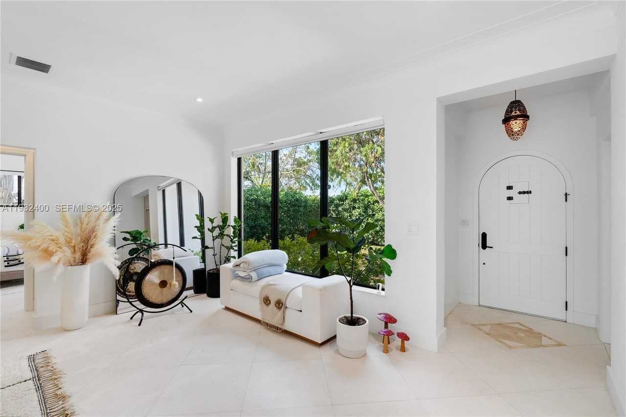 2489 N Meridian Ave - Photo 3 of 38