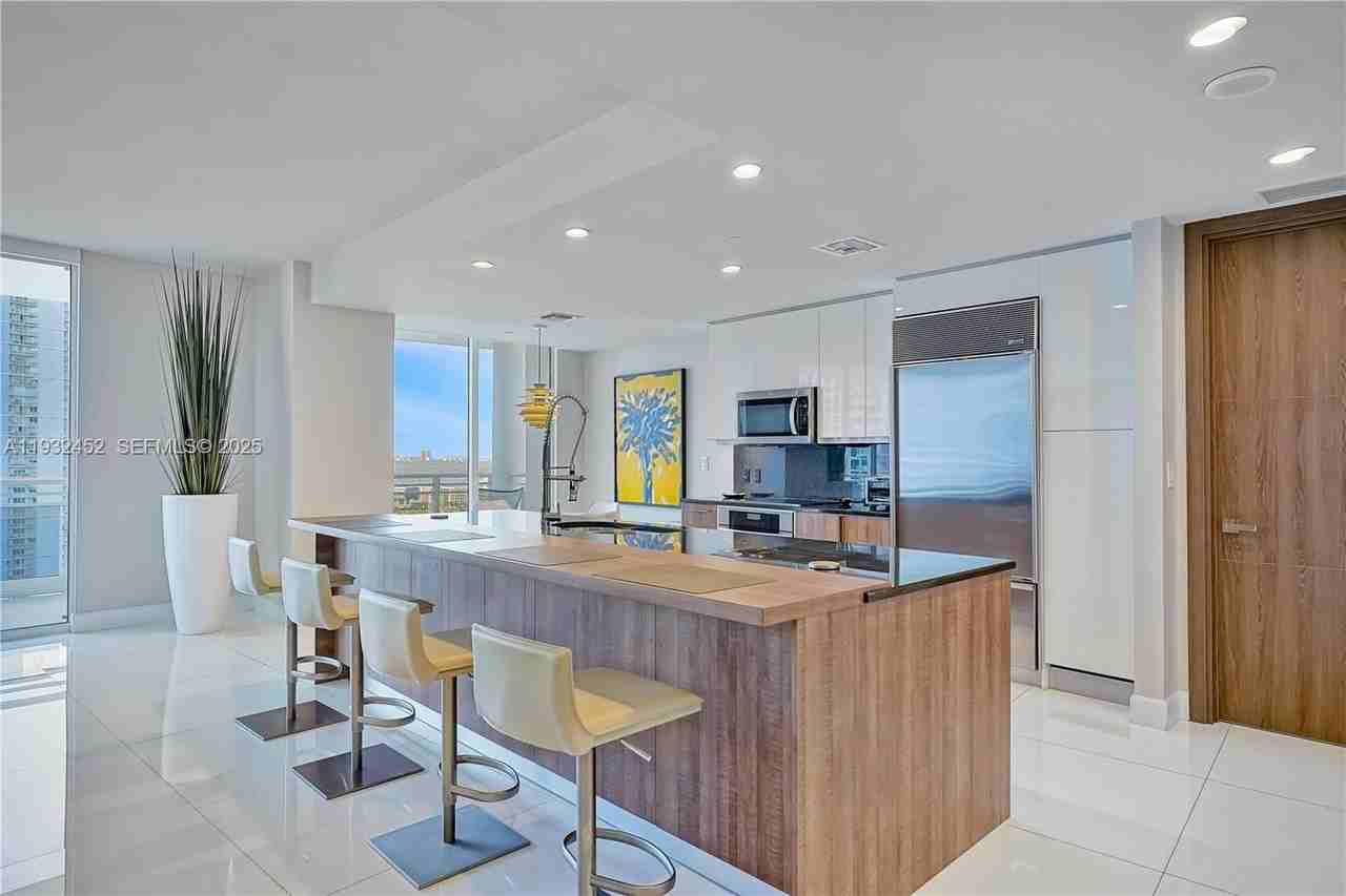 901 Brickell Key Blvd #2507 - Photo 5 of 31