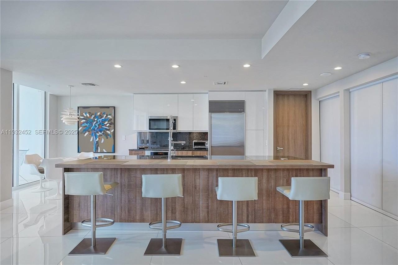 901 Brickell Key Blvd #2507 - Photo 6 of 31