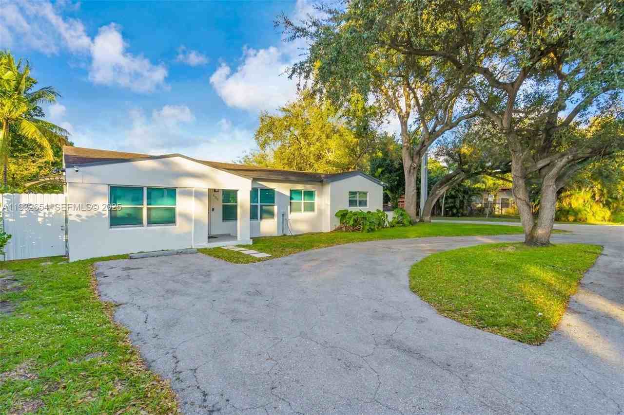 695 Ne 160th St #0 - Photo 2 of 34