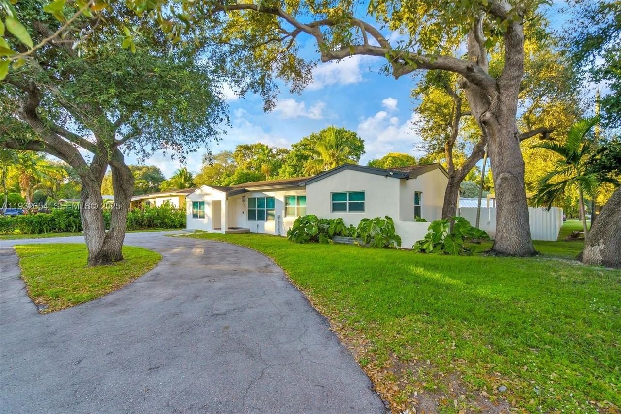 695 Ne 160th St #0 - Photo 3 of 34