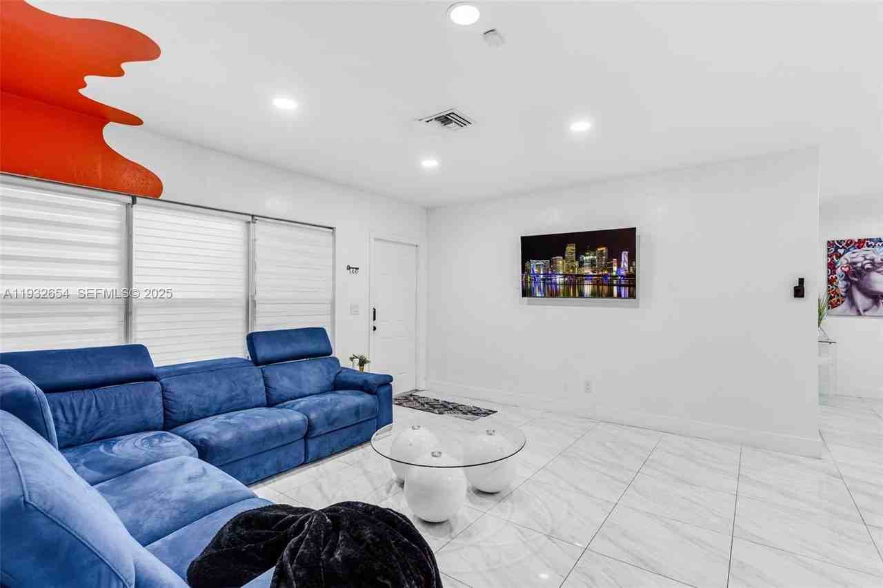 695 Ne 160th St #0 - Photo 4 of 34