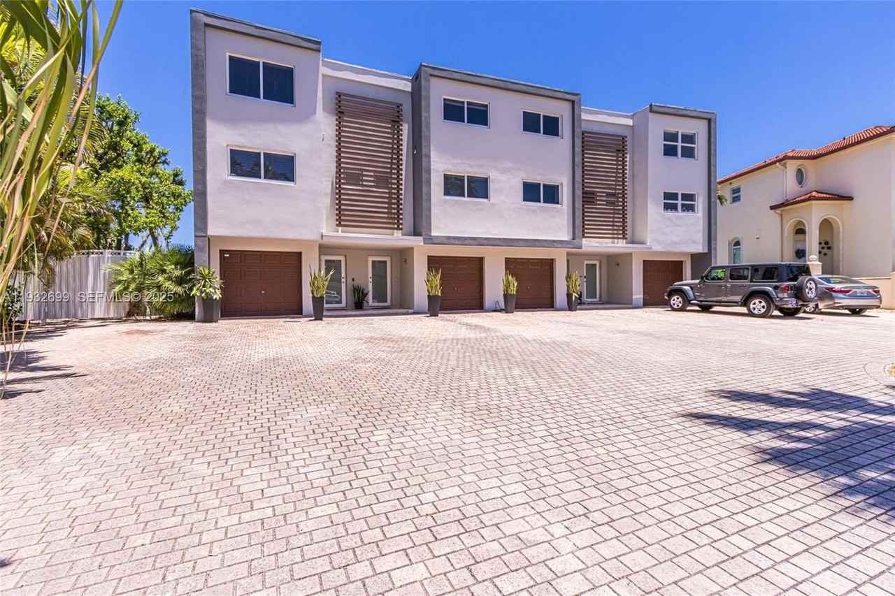 3925 Ne 171st St #3925 - Photo 4 of 47