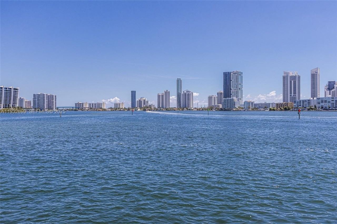 3925 Ne 171st St #3925 - Photo 5 of 47