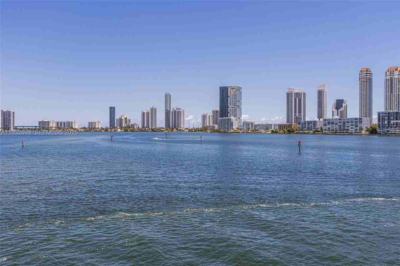 3925 Ne 171st St #3925 - Photo 6 of 47