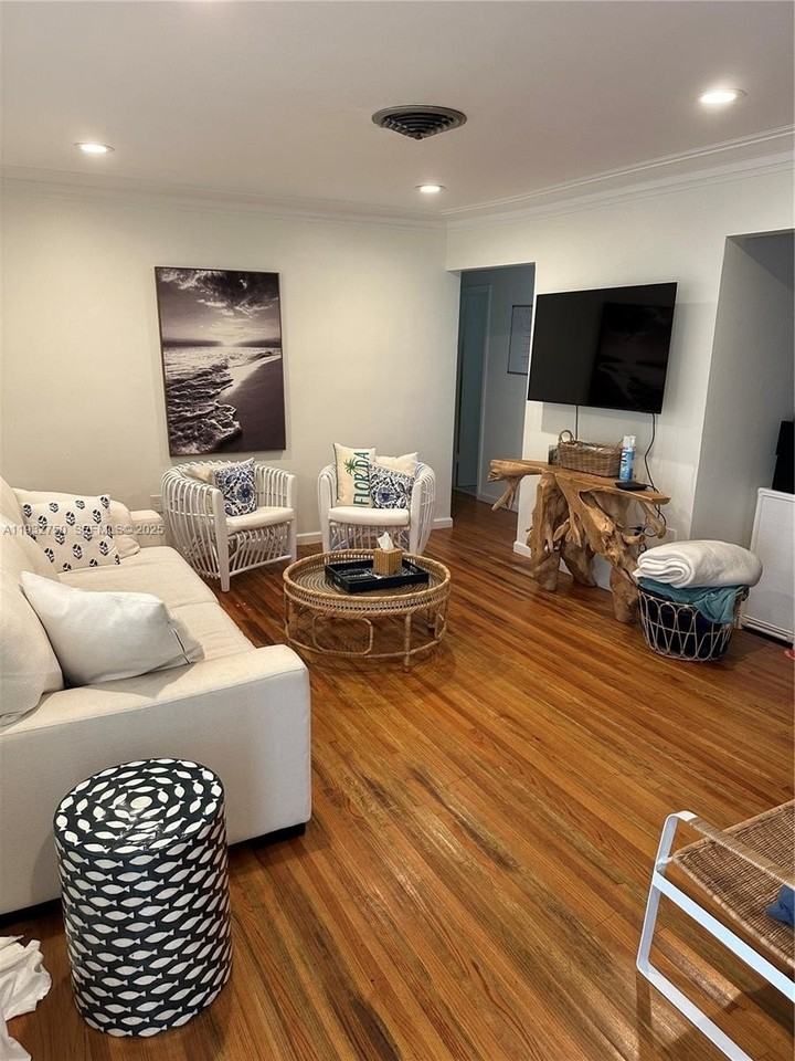 130 Malaga Ave - Photo 6 of 40