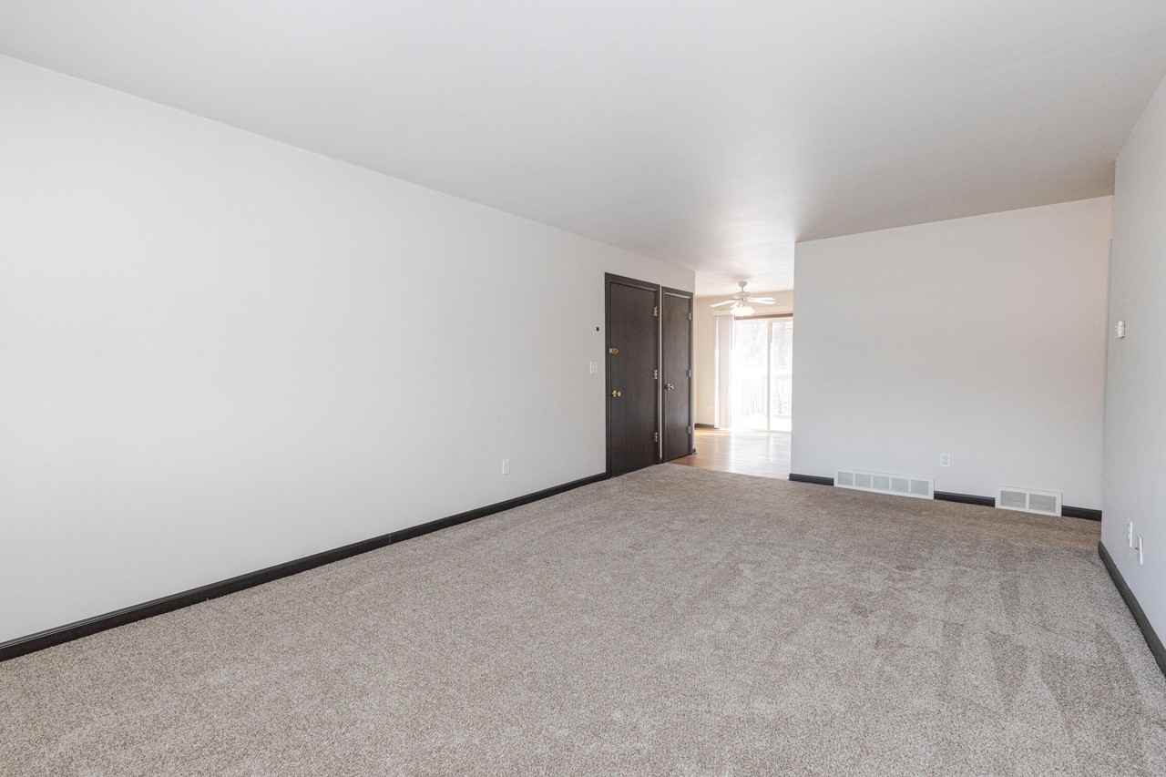 723 Princeton Ct - Photo 7 of 25