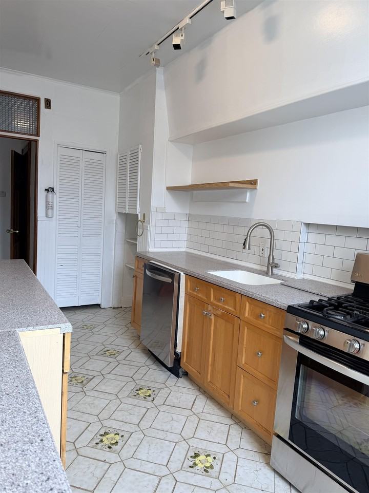 1114 Washington St ##2 - Photo 7 of 16