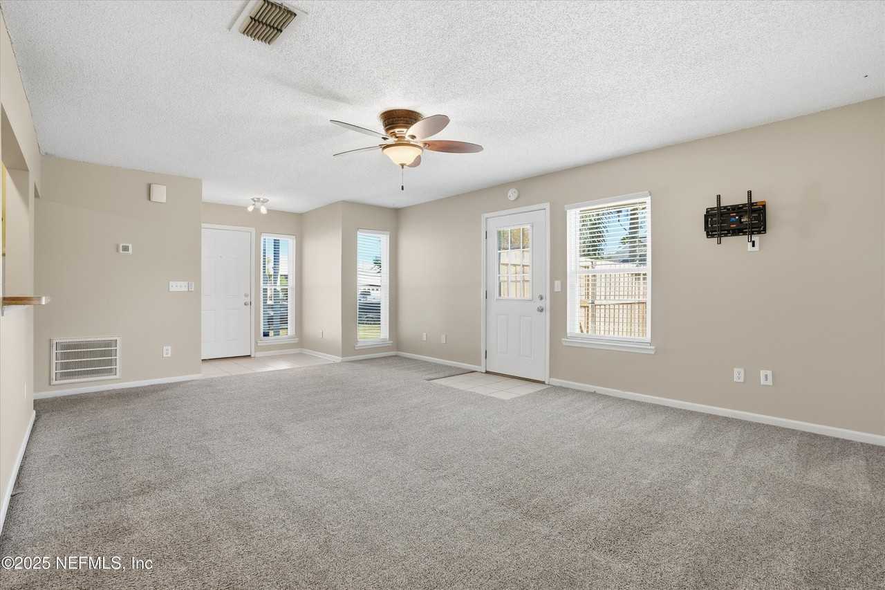 4088 Laurelwood Dr - Photo 5 of 21