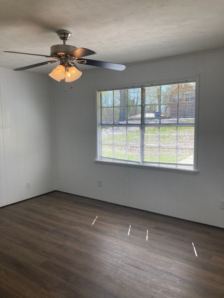 915 West 56th Street - Photo 3 of 10