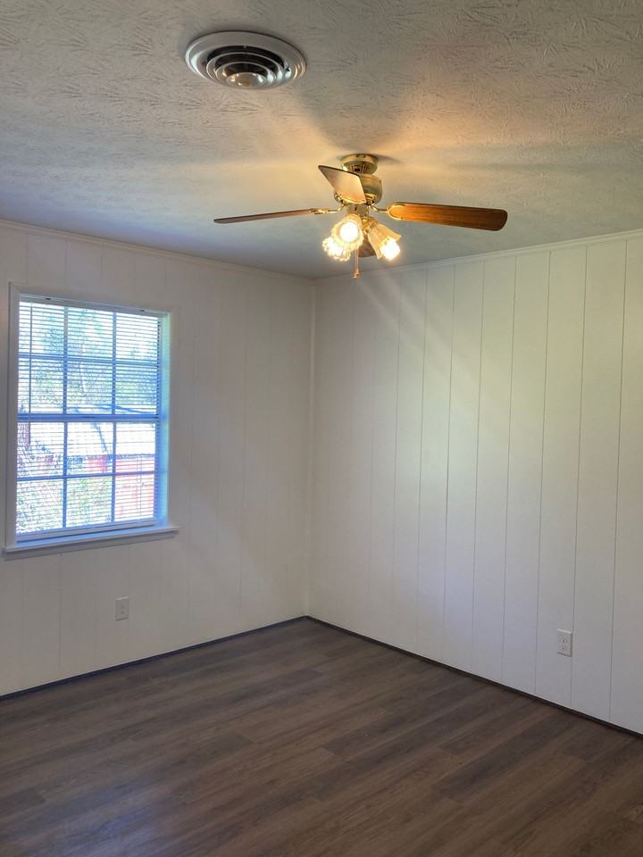 915 West 56th Street - Photo 4 of 10