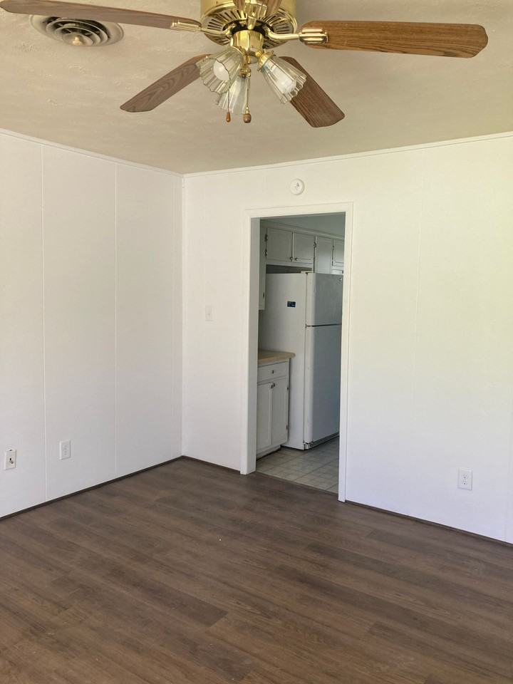 915 West 56th Street - Photo 6 of 10